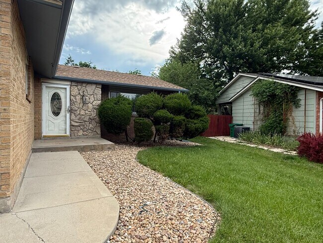 Foto del edificio - Spacious Tri-Level Home Featuring 4BD/2.5B...