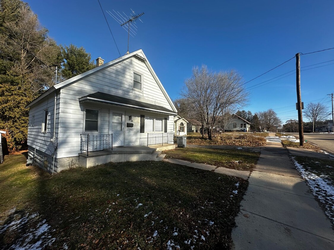 Primary Photo - Recently Renovated 3 Bedroom 1 Bath Single...