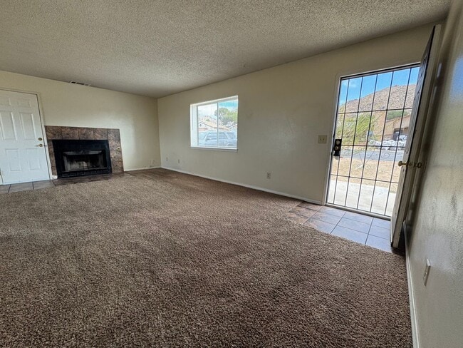 Building Photo - Apple Valley Home in Sycamore Rocks Area