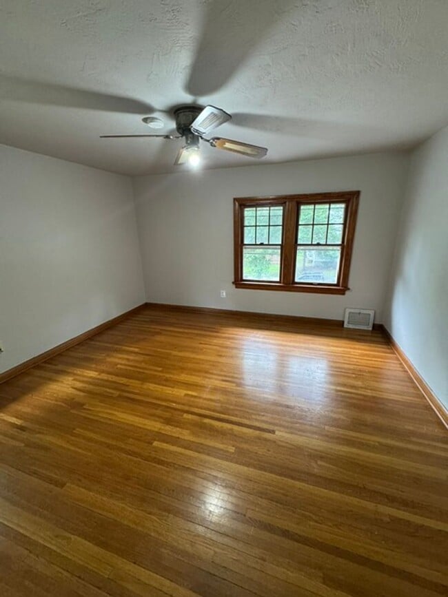 Building Photo - 3008 Hoagland Ave