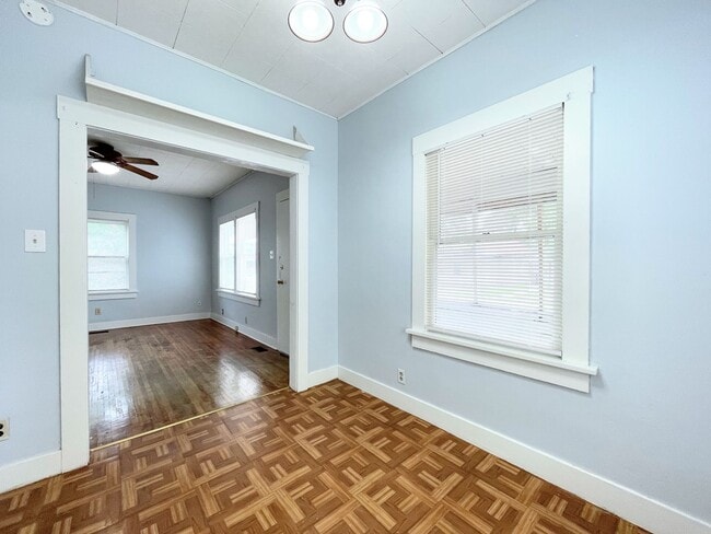 Building Photo - 1 Bedroom Home with Garage