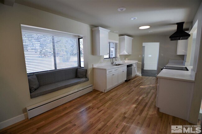Building Photo - 7490 Lakeside Dr