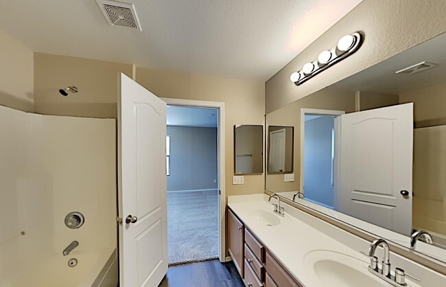 Building Photo - 3-Bedroom Home with Loft in Prime Peoria L...