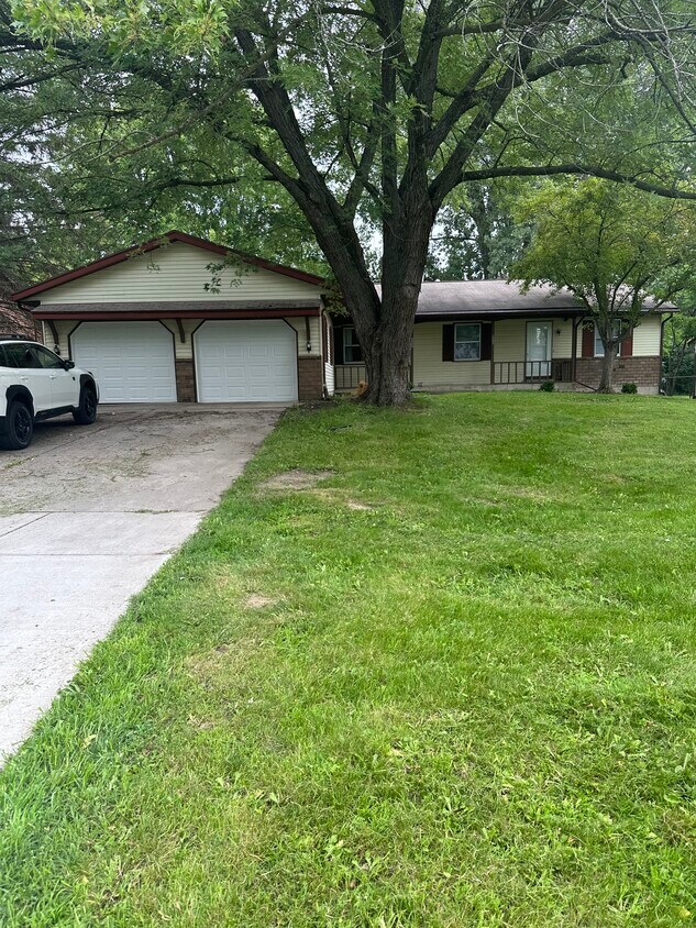 Two car garage with separate openers - 2555 Ridgemoor Dr SE