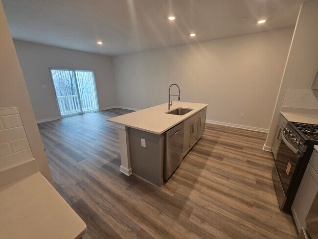 Foto del edificio - Luxury 4-Bedroom Townhome with Finished Walkout Basement & River Views