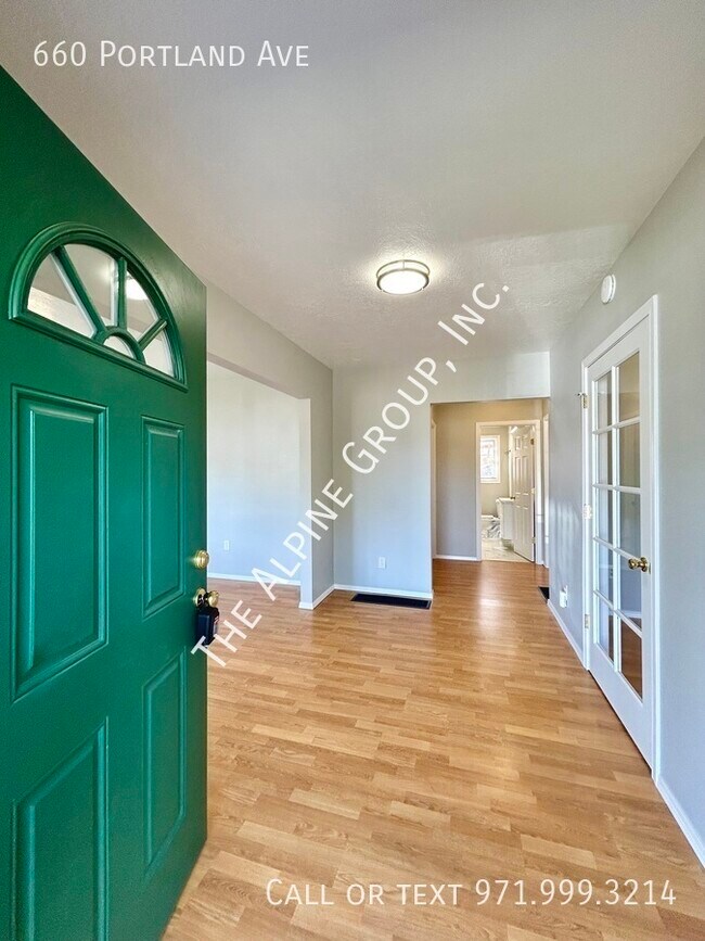 Building Photo - Three Bedrooms + Bonus in Gladstone