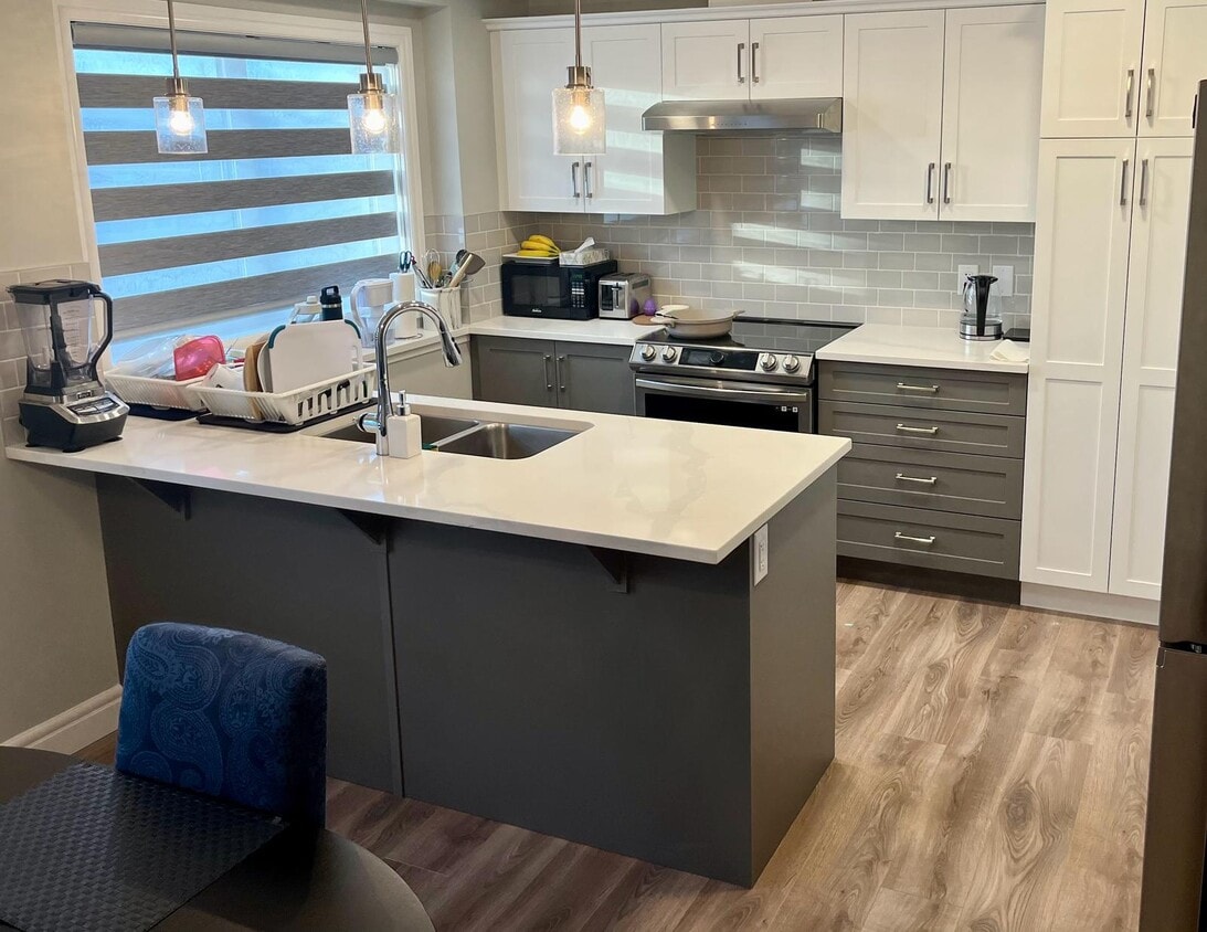 Kitchen - 4137 76 St NW