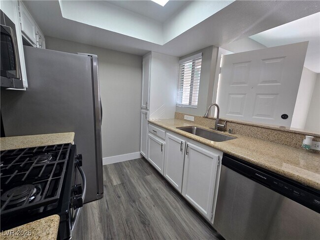 Building Photo - 7100 W Pirates Cove Rd