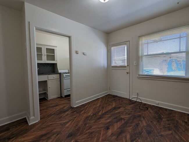 Building Photo - Great 1 bed/1 bath apartment with solid su...