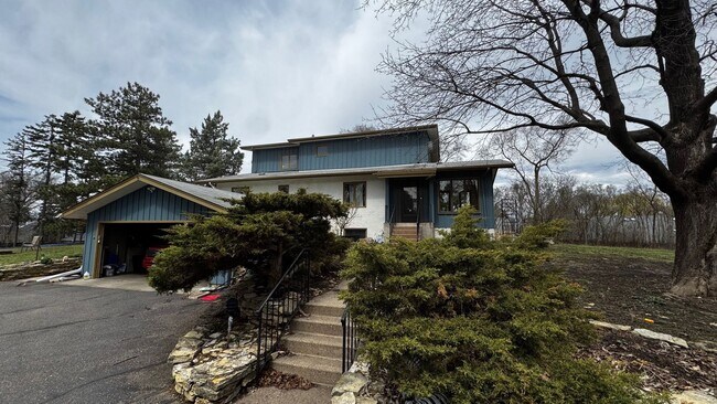 Foto del edificio - Wonderful 4BR 3BA w/ 2 Car Garage on 1.38 Acres in desirable Mendota Heights neighborhood!