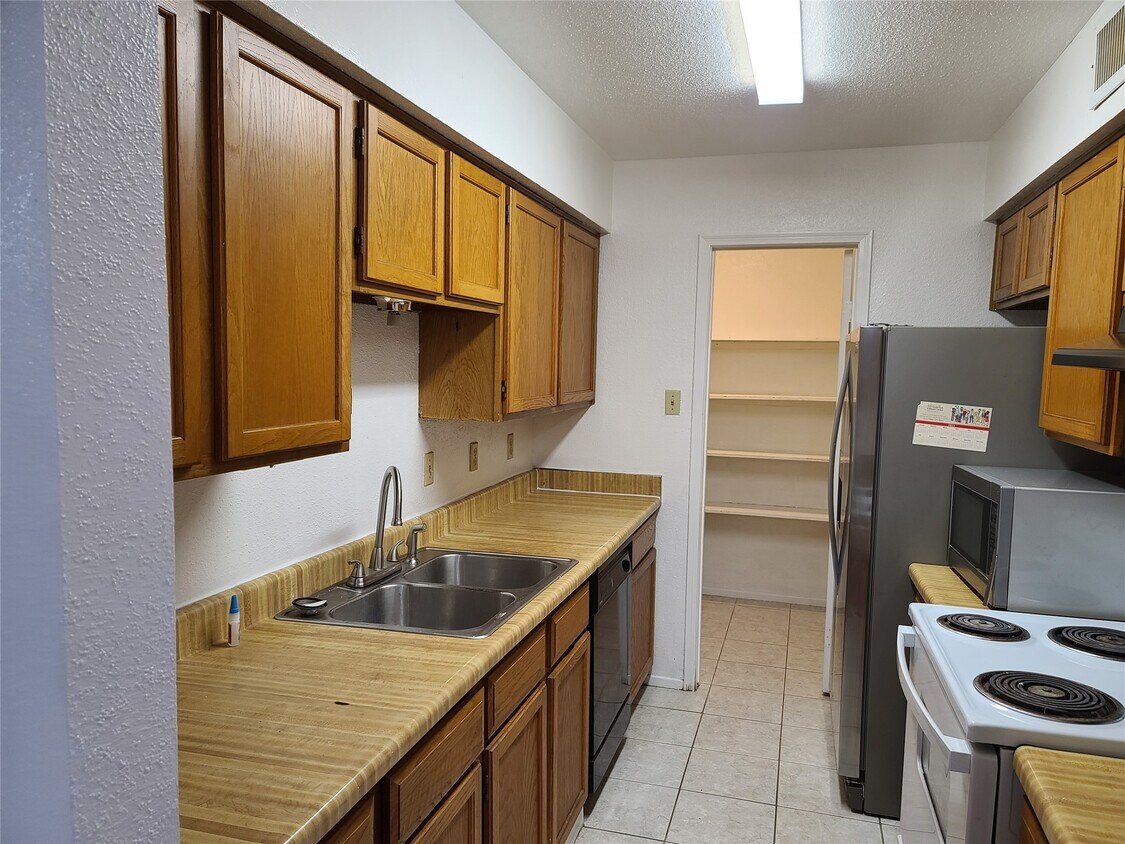 Foto principal - 6500 Sands Point Dr