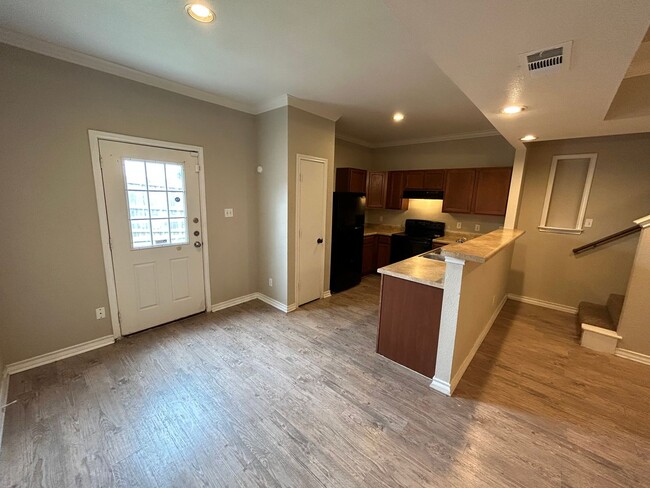Building Photo - *COMING SOON* 3 Bedroom 2.5 bathroom Town-...