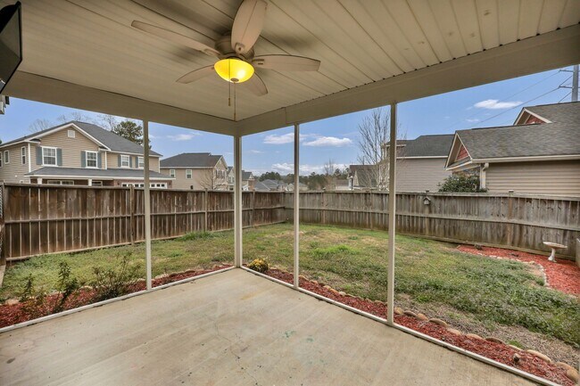 Foto del edificio - Move-In Ready 3BR Home with Screened Porch & Fenced Yard in the Heart of Lexington – $1,850