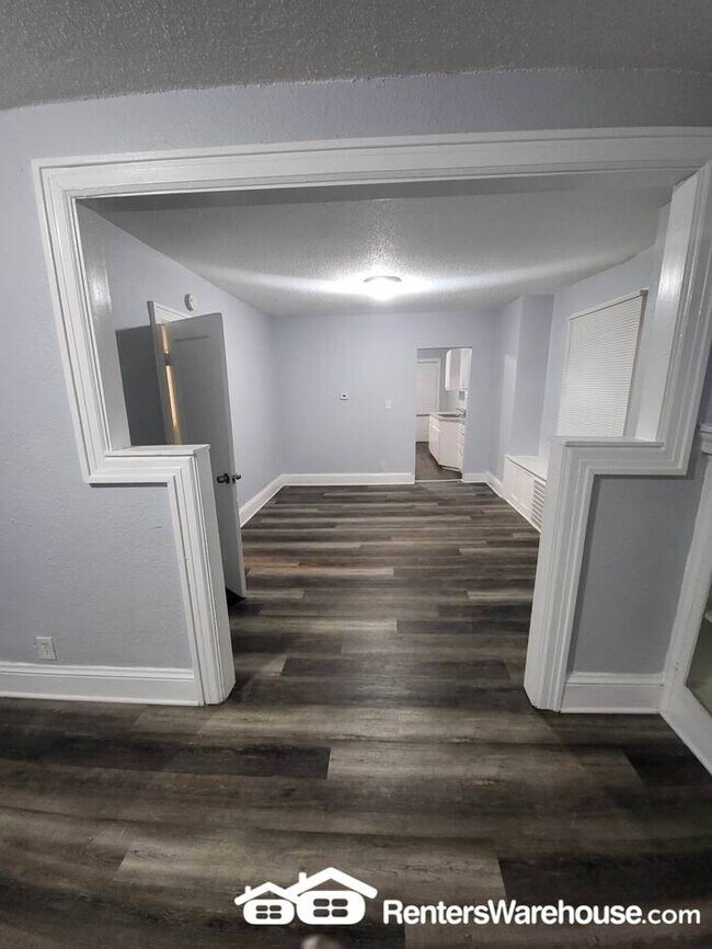 Building Photo - Updated 2 Bedroom 1 Bath Home!