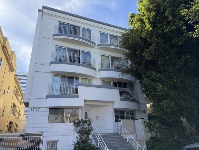 Building Photo - 1247 Barry Ave