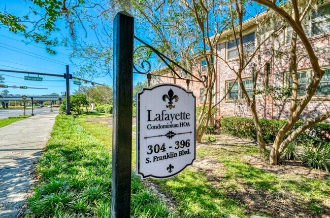 Foto del edificio - 304 S Franklin Blvd