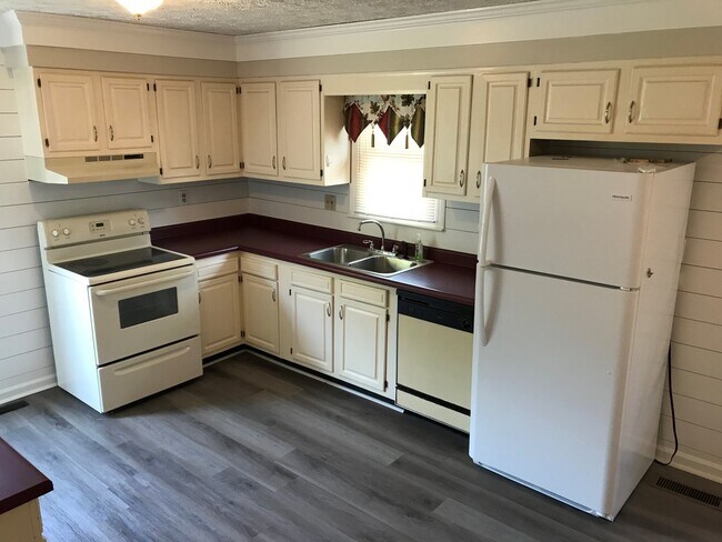 Building Photo - Move In Ready 3 Bedroom Brick Home