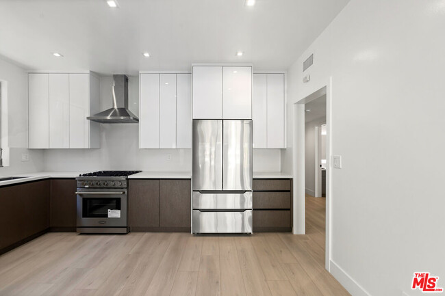 Foto del edificio - 10630 Wilkins Ave
