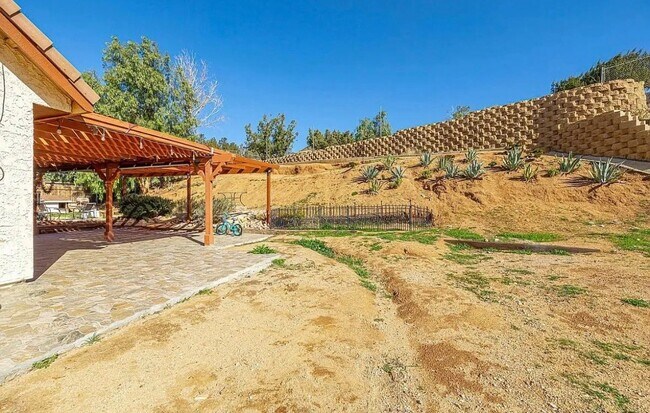 Foto del edificio - 33656 Tradepost Rd