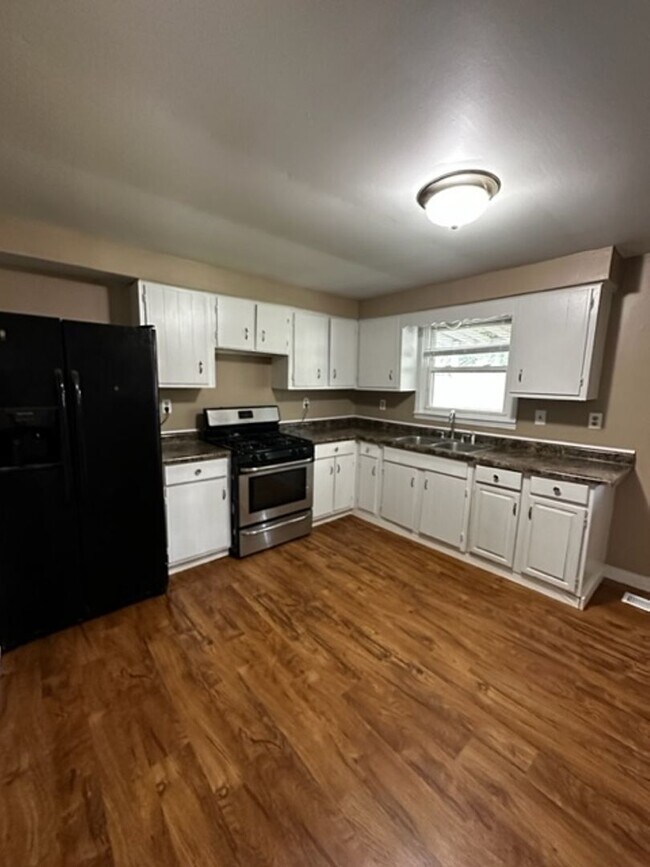 Building Photo - 3 Bedroom 1 bath - Gas City