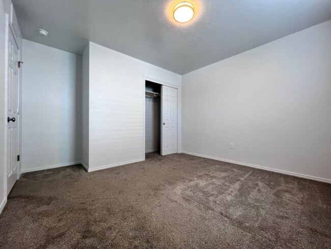 Foto del edificio - Modern 4 Bedroom, 2 Bath Home in the Charm...