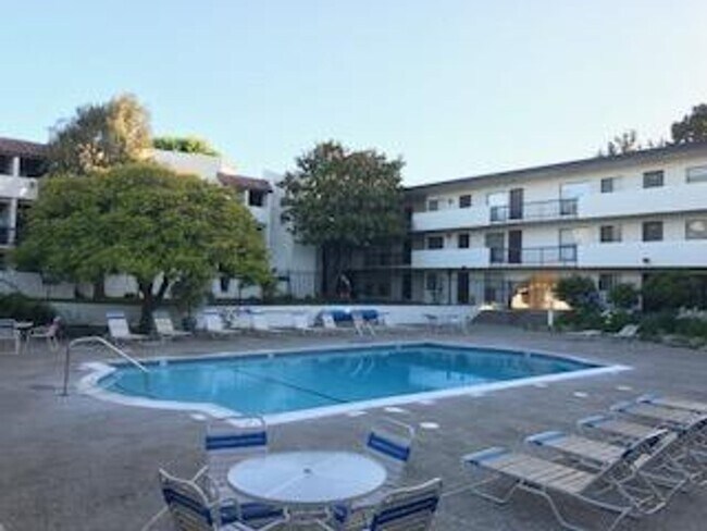 Foto del edificio - 2bd/1bath Condo at OceanForest Complex in Monterey