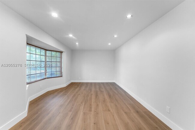Foto del edificio - 9121 Ridgeland Dr