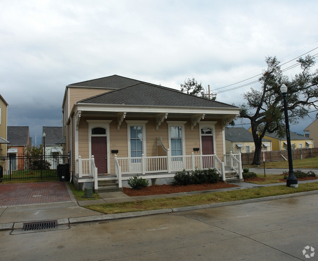 Building Photo - 801 St Mary Dr