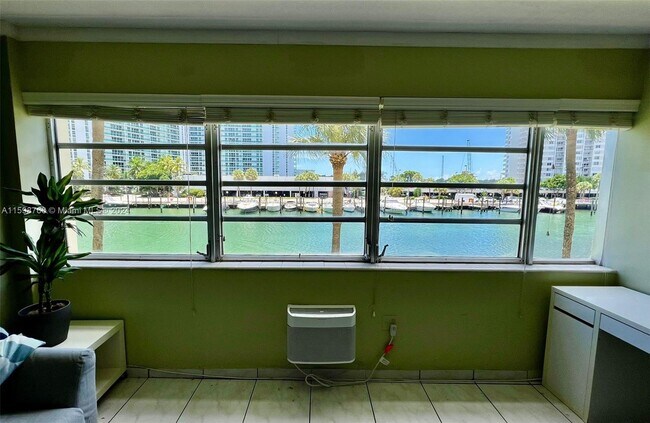 Foto del edificio - 220 Kings Point Dr