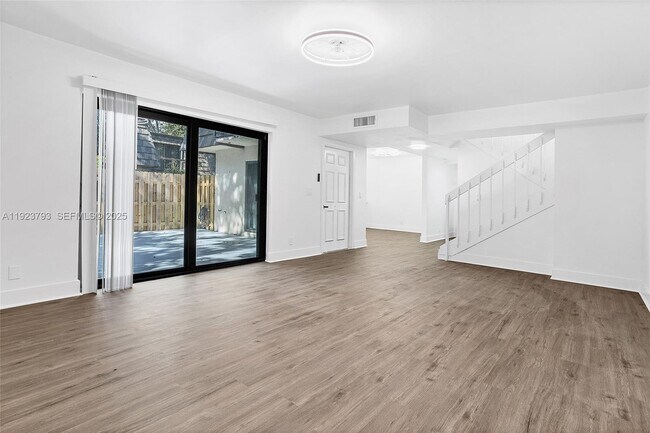 Foto del edificio - 4059 Palm Bay Cir