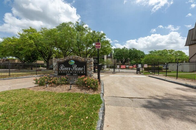 Building Photo - 3065 Walnut Bend Ln