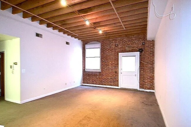 Building Photo - 225 Arch St