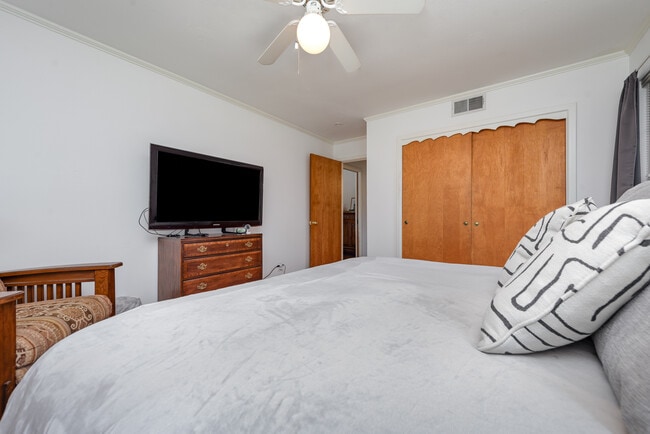 Building Photo - 6525 E Mockingbird Ln