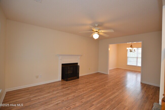 Building Photo - 805 Huff Dr