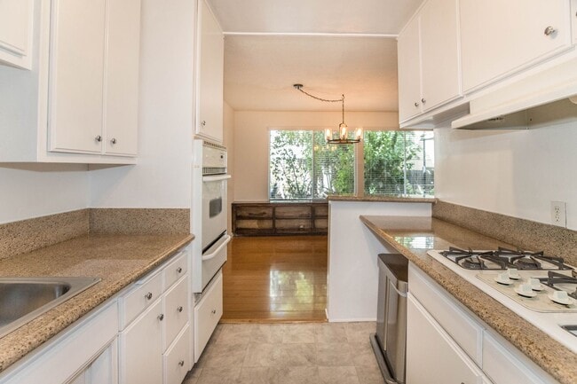 Building Photo - 8207 De Longpre Ave