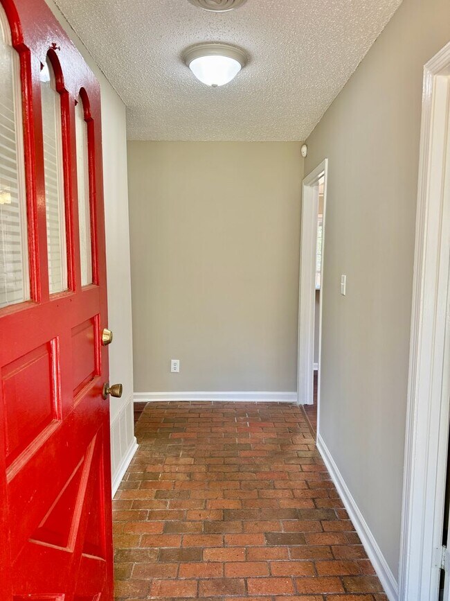 Foto del edificio - This 3 bedroom  home offers more than just...