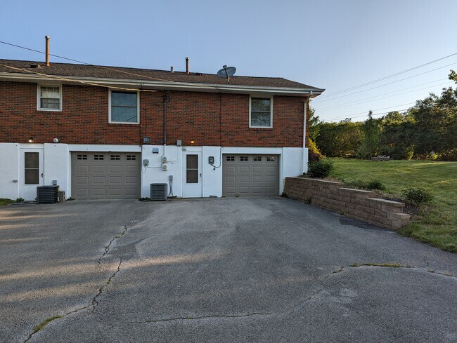 Building Photo - 834 Raven Rd