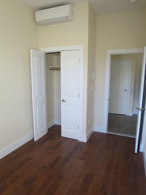 Building Photo - 3044 Steinway St