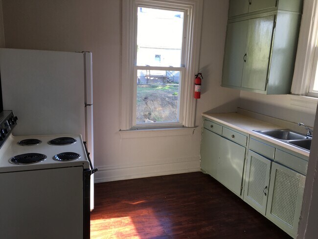 Kitchen - 703 Taylor Ave