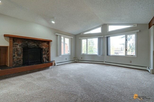 Building Photo - Quiet Eagleridge Home