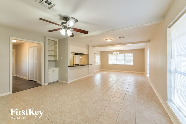 Building Photo - 214 Oakwood Dr