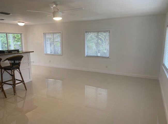 Foto del edificio - 5237 Warren St