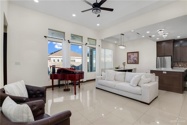 Building Photo - 25 N Brushfield Ave