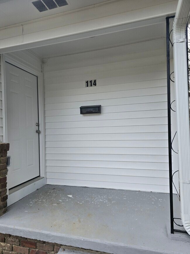 Building Photo - 114 Tacoma Rd