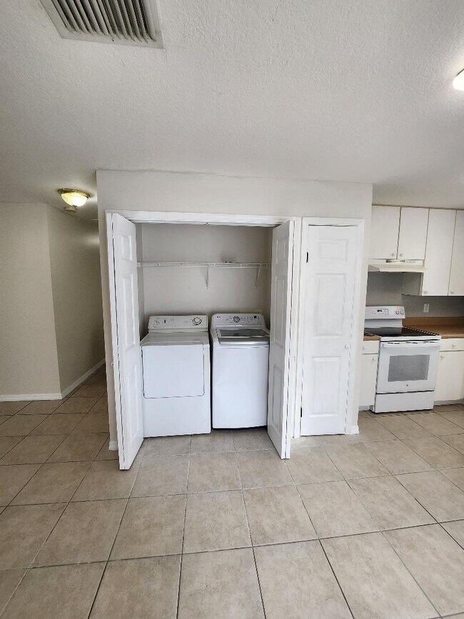 Foto del edificio - 6824 N Sterling Ave