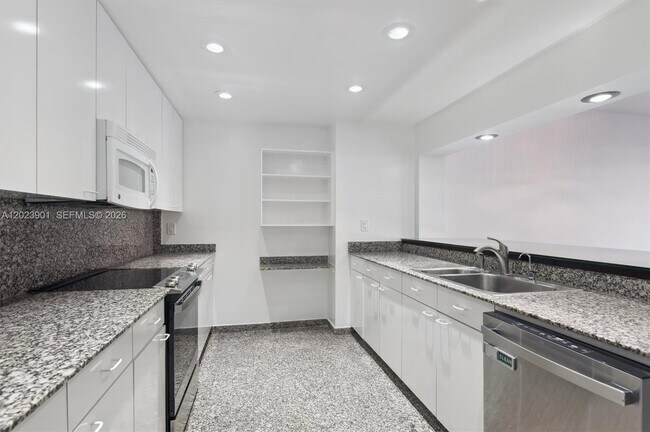 Foto del edificio - 151 Crandon Blvd