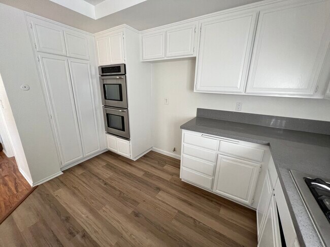 kitchen - 1517 W Nottingham Ln