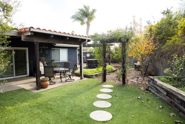 Building Photo - ***FULLY FURNISHED/Or Unfurnished 3 bed, 2...