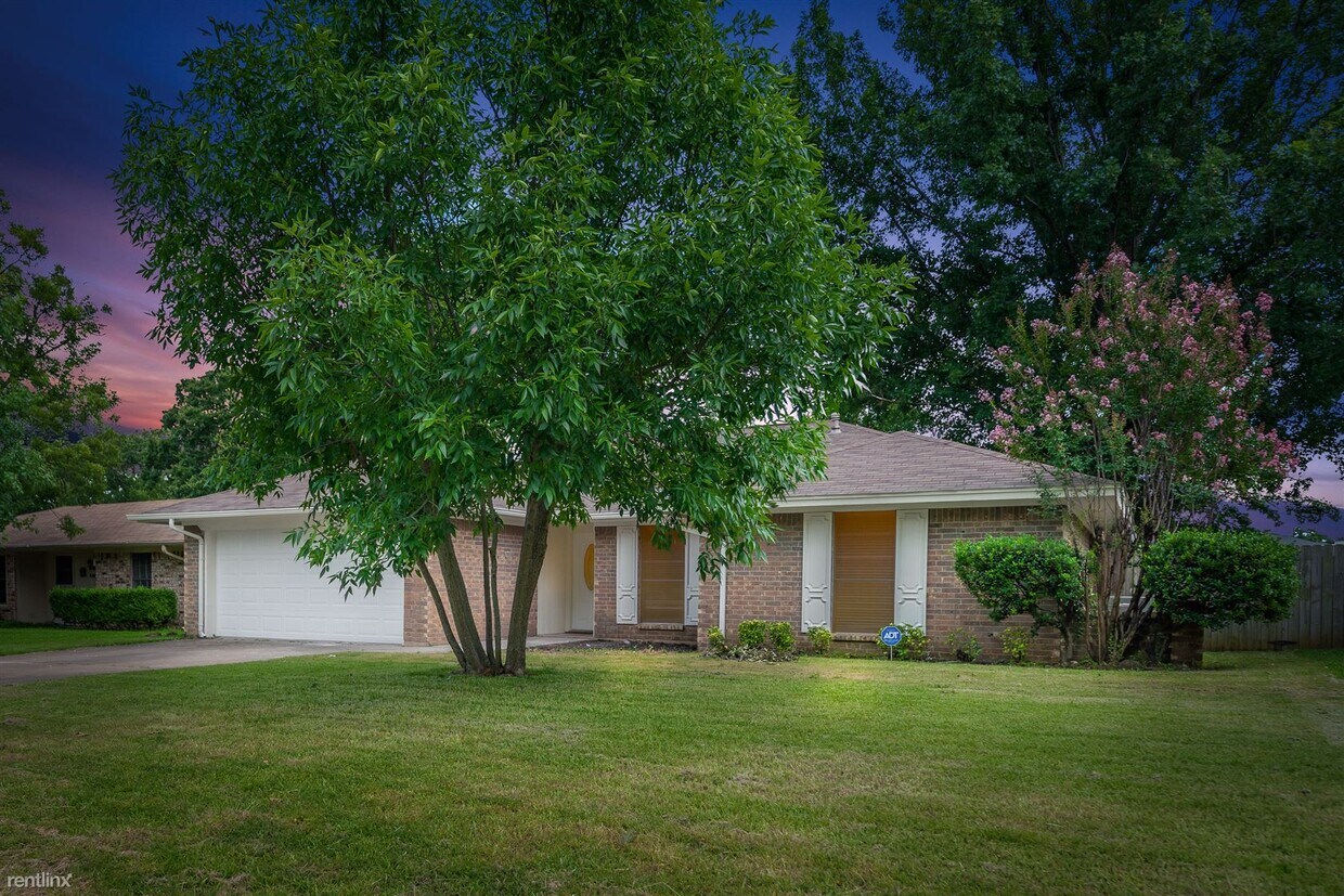 Primary Photo - 3 br, 2 bath House - 2901 Panhandle Drive