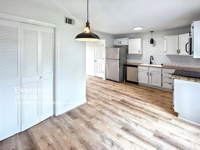 Building Photo - Charming 2-Bedroom Townhome with Fenced-in...